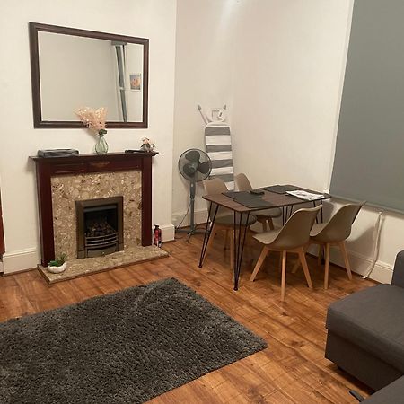 Luxury 1-Bed Apartment With Stunning City Views Perfect For Short Stays In Londra Esterno foto