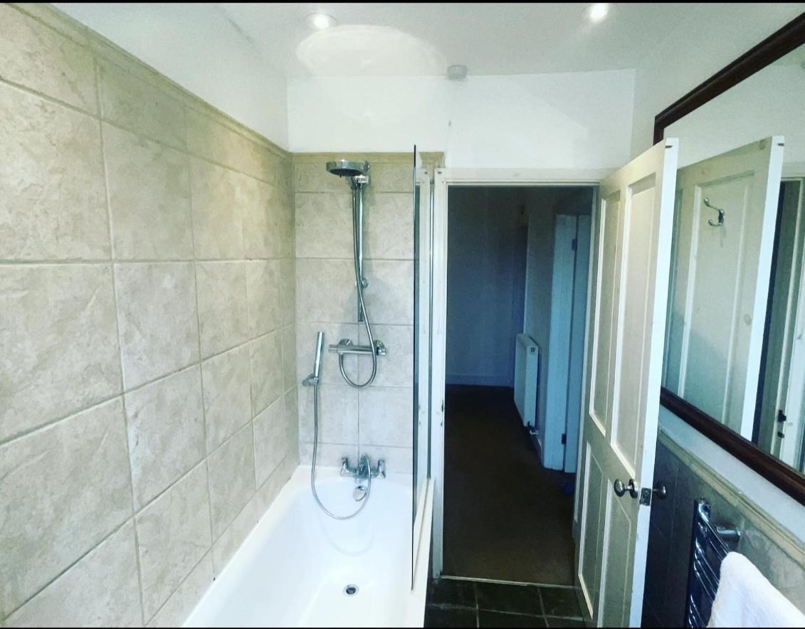 Luxury 1-Bed Apartment With Stunning City Views Perfect For Short Stays In Londra Esterno foto