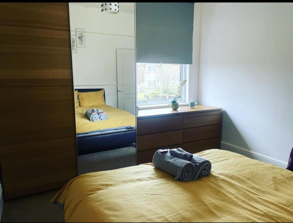 Luxury 1-Bed Apartment With Stunning City Views Perfect For Short Stays In Londra Esterno foto