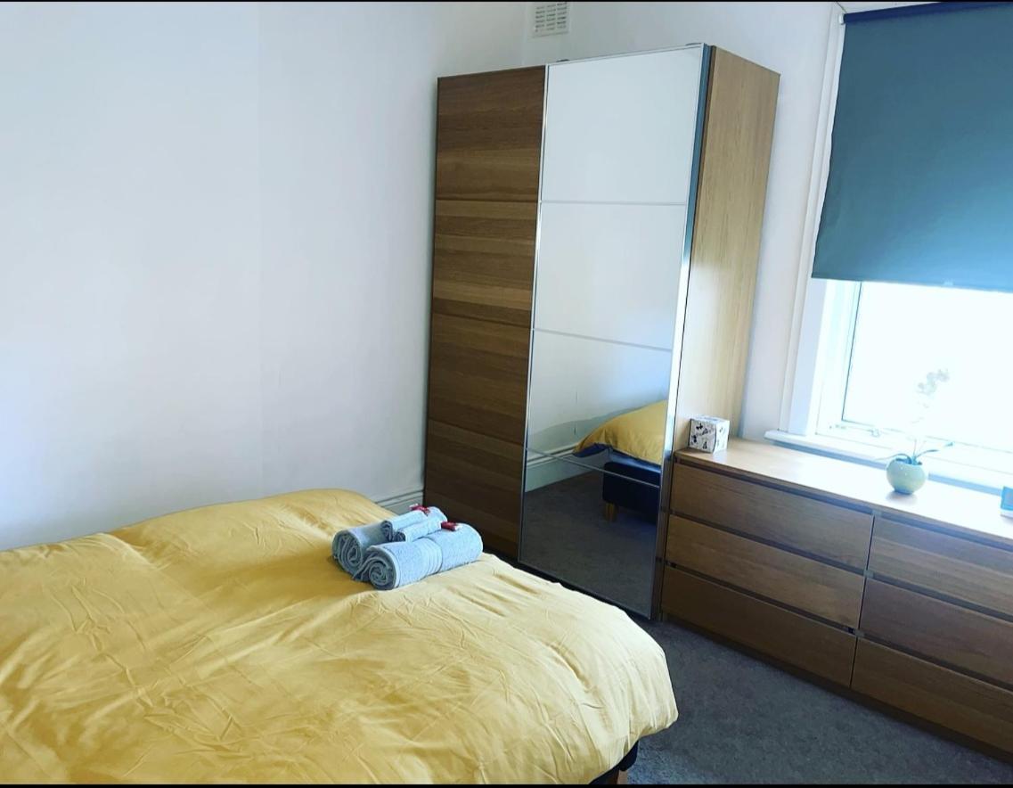 Luxury 1-Bed Apartment With Stunning City Views Perfect For Short Stays In Londra Esterno foto