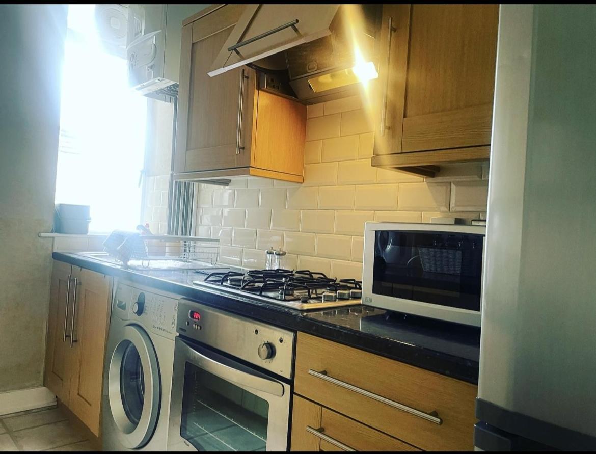 Luxury 1-Bed Apartment With Stunning City Views Perfect For Short Stays In Londra Esterno foto