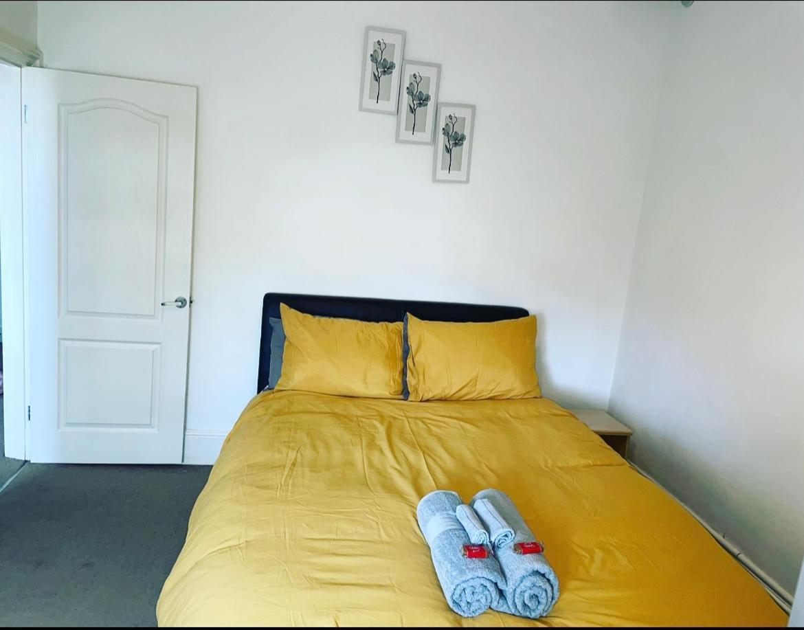 Luxury 1-Bed Apartment With Stunning City Views Perfect For Short Stays In Londra Esterno foto