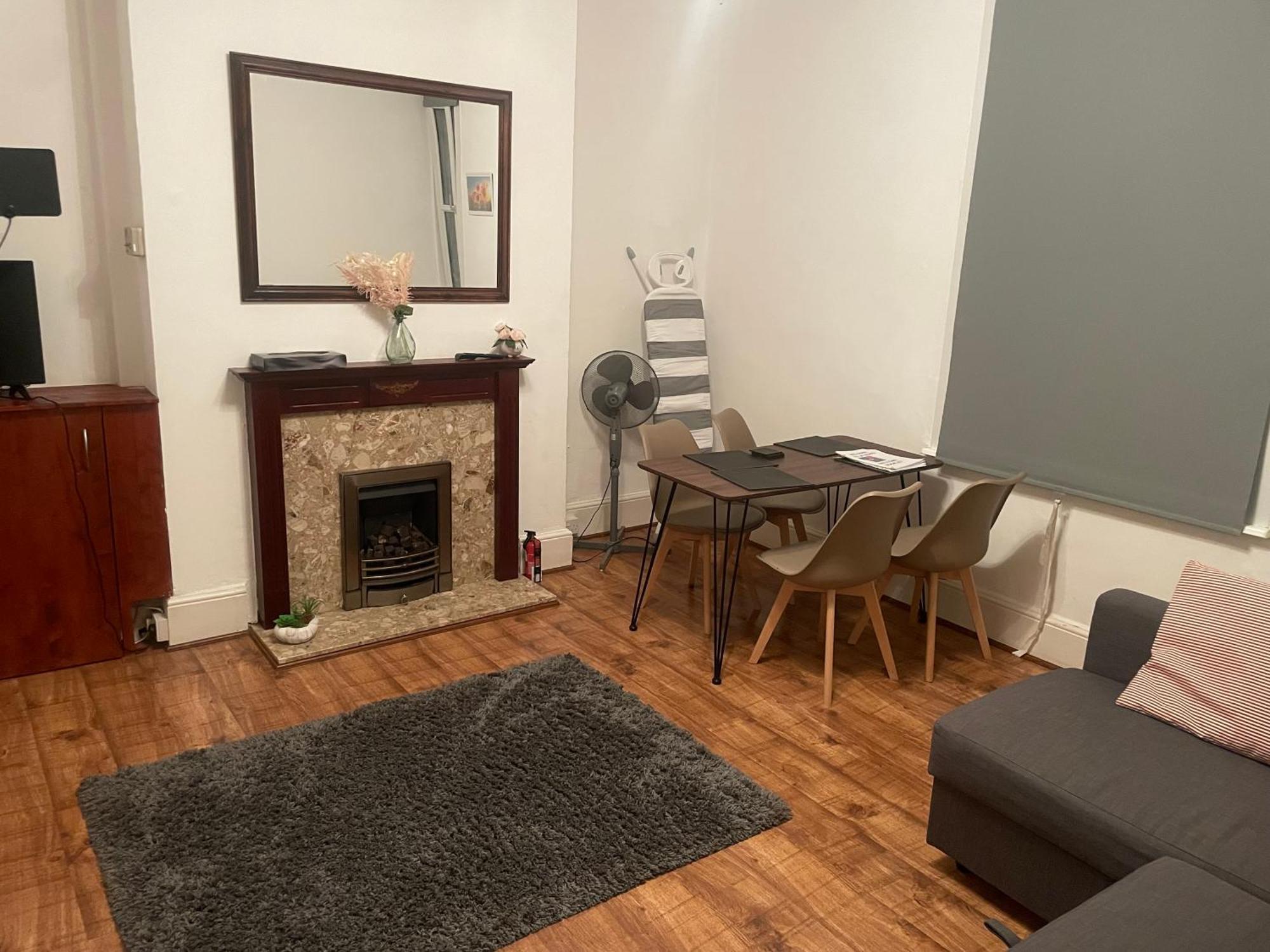 Luxury 1-Bed Apartment With Stunning City Views Perfect For Short Stays In Londra Esterno foto