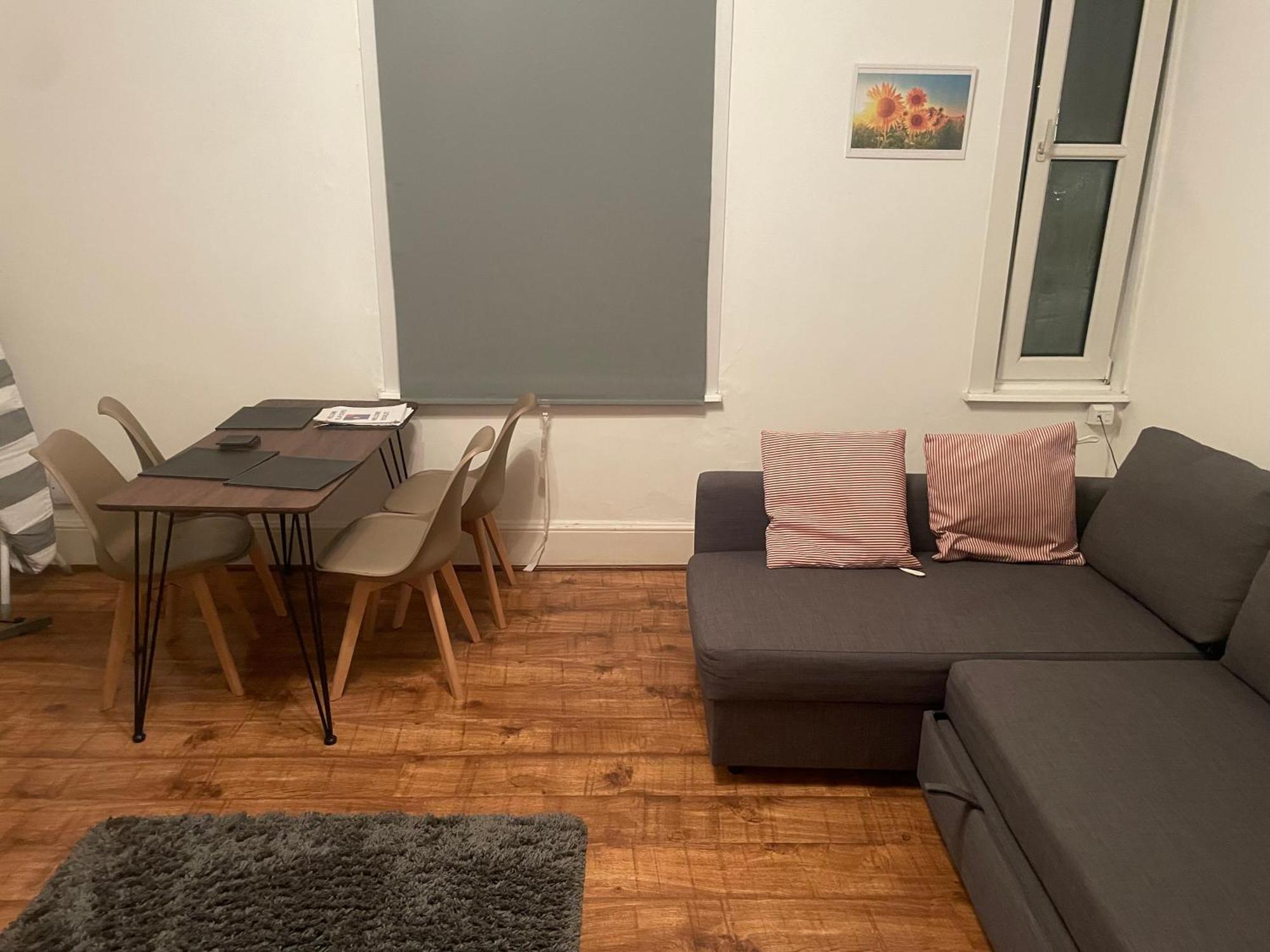 Luxury 1-Bed Apartment With Stunning City Views Perfect For Short Stays In Londra Esterno foto