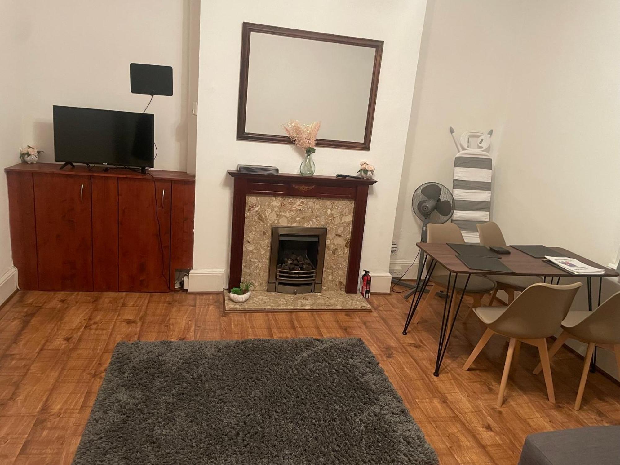 Luxury 1-Bed Apartment With Stunning City Views Perfect For Short Stays In Londra Esterno foto